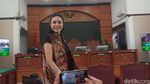 Penampilan Nikita Mirzani Pakai Batik di Sidang Melawan Reza Gladys