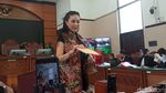 Penampilan Nikita Mirzani Pakai Batik di Sidang Melawan Reza Gladys