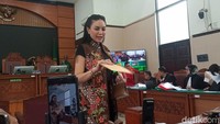 Iya dong kan Hari Batik Nasional, ungkap Nikita Mirzani di Pengadilan Negeri Jakarta Selatan, hari ini.  Foto: Ahsan/detikhot