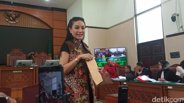 Penampilan Nikita Mirzani Pakai Batik di Sidang Melawan Reza Gladys