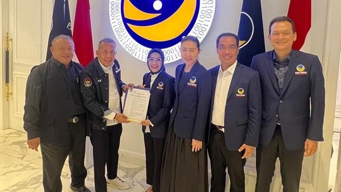 Dewan Pimpinan Pusat NasDem menyerahkan Surat Keputusan pengangkatan Nilam Sari Lawira, istri eks Waketum NasDem Ahmad Ali, sebagai Ketua DPW Sulteng.
