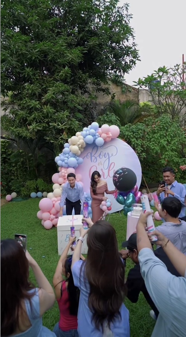 Melalui akun Instagramnya, Nino dan Steffi membagikan momen gender reveal calon anak pertama. Acara tersebut digelar sederhana dengan dekorasi bernuansa pink dan biru. Foto: Instagram/@steffizamoraaa