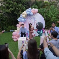 Melalui akun Instagramnya, Nino dan Steffi membagikan momen gender reveal calon anak pertama. Acara tersebut digelar sederhana dengan dekorasi bernuansa pink dan biru. Foto: Instagram/@steffizamoraaa