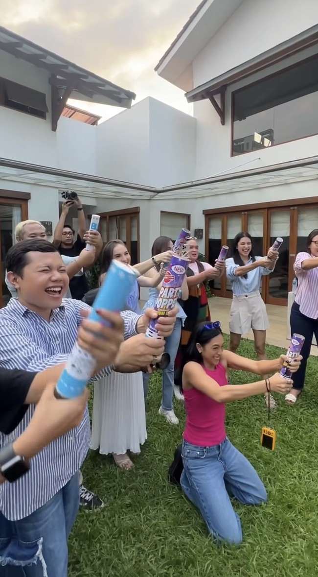 Tamu undangan yang hadir pun tampak tak banyak, hanya beberapa kerabat dekat Nino dan Steffi. Para tamu tersebut turut memeriahkan acara dengan masing-masing memegang confetti untuk menyambut jenis kelamin calon anak pertama Steffi dan Nino. Foto: Instagram/@steffizamoraaa