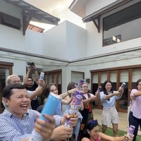 Tamu undangan yang hadir pun tampak tak banyak, hanya beberapa kerabat dekat Nino dan Steffi. Para tamu tersebut turut memeriahkan acara dengan masing-masing memegang confetti untuk menyambut jenis kelamin calon anak pertama Steffi dan Nino. Foto: Instagram/@steffizamoraaa