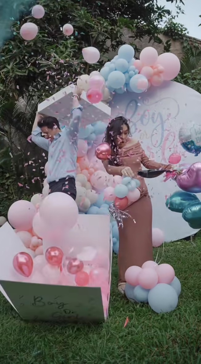 Untuk mengungkap jenis kelamin si jabang bayi, Nino dan Steffi harus membuka kotak yang sudah disiapkan. Dalam kotak tersebut berisi balon dengan warna yang melambangkan jenis kelamin. Pink untuk perempuan dan biru untuk laki-laki. Foto: Instagram/@steffizamoraaa