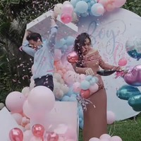 Untuk mengungkap jenis kelamin si jabang bayi, Nino dan Steffi harus membuka kotak yang sudah disiapkan. Dalam kotak tersebut berisi balon dengan warna yang melambangkan jenis kelamin. Pink untuk perempuan dan biru untuk laki-laki. Foto: Instagram/@steffizamoraaa