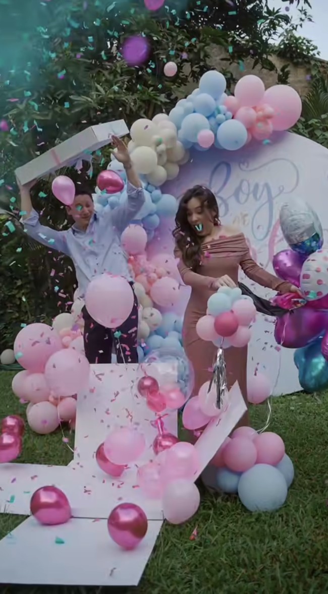 Kotak tersebut tampak jelas mengeluarkan balon pink yang berarti calon anak pertama Nino dan Steffi berjenis kelamin perempuan. Salah satu momen paling bahagia! Kilas balik ke pengumuman jenis kelamin bayi kami, kami akan punya bayi perempuan! tulis Steffi di keterangan unggahannya dengan menggunakan bahasa Inggris. Foto: Instagram/@steffizamoraaa