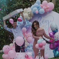 Kotak tersebut tampak jelas mengeluarkan balon pink yang berarti calon anak pertama Nino dan Steffi berjenis kelamin perempuan. Salah satu momen paling bahagia! Kilas balik ke pengumuman jenis kelamin bayi kami, kami akan punya bayi perempuan! tulis Steffi di keterangan unggahannya dengan menggunakan bahasa Inggris. Foto: Instagram/@steffizamoraaa