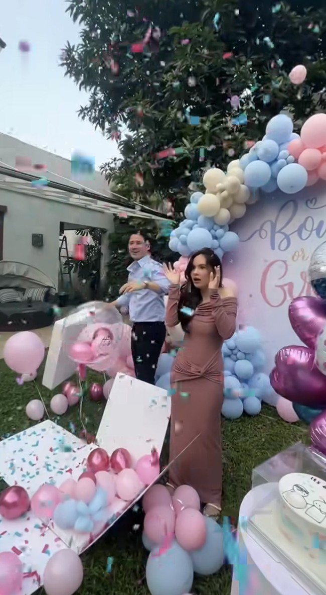 Mengetahui jenis kelamin calon bayiny, Steffi terlihat begitu terkejut hingga sempat terdiam.  Foto: Instagram/@steffizamoraaa