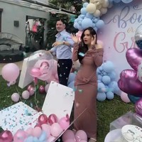 Mengetahui jenis kelamin calon bayiny, Steffi terlihat begitu terkejut hingga sempat terdiam.  Foto: Instagram/@steffizamoraaa