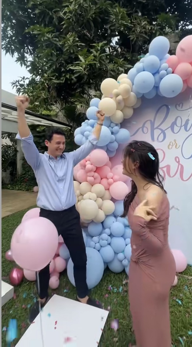 Berbeda dengan Steffi, Nino tampak jelas memamerkan kebahagiannya dan langsung bersorak. Foto: Instagram/@steffizamoraaa