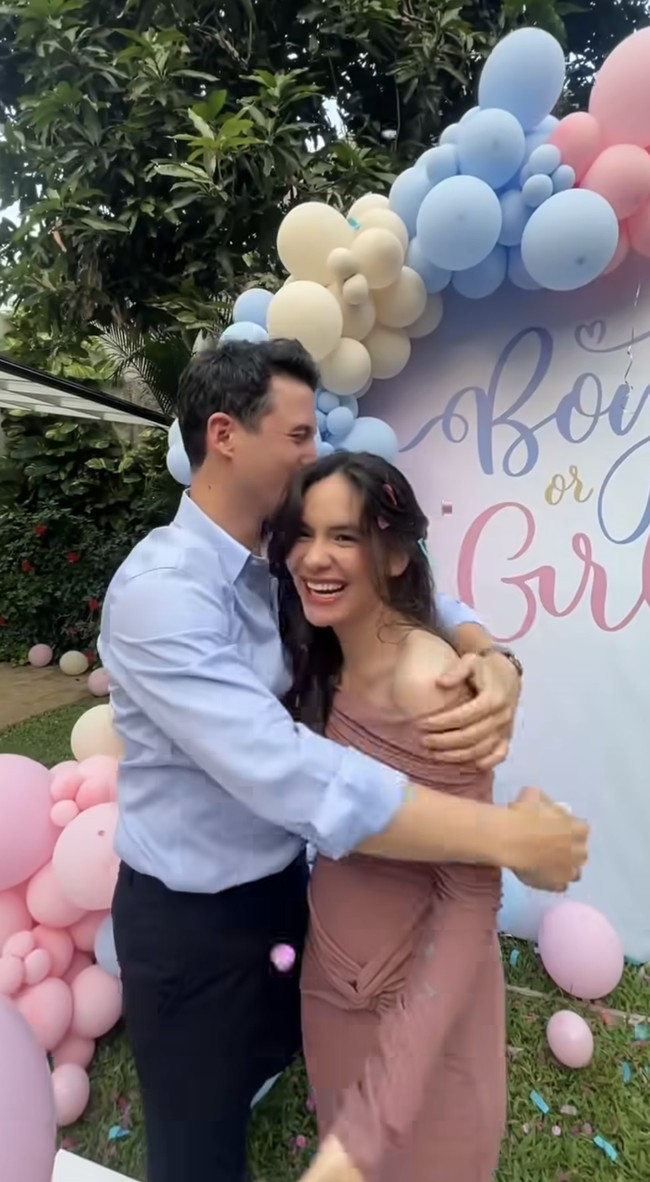 Nino pun langsung memeluk dan mencium Steffi. Keduanya terlihat semakin romantis jelang persalinan anak pertama mereka. Foto: Instagram/@steffizamoraaa