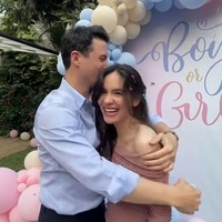 Nino pun langsung memeluk dan mencium Steffi. Keduanya terlihat semakin romantis jelang persalinan anak pertama mereka. Foto: Instagram/@steffizamoraaa