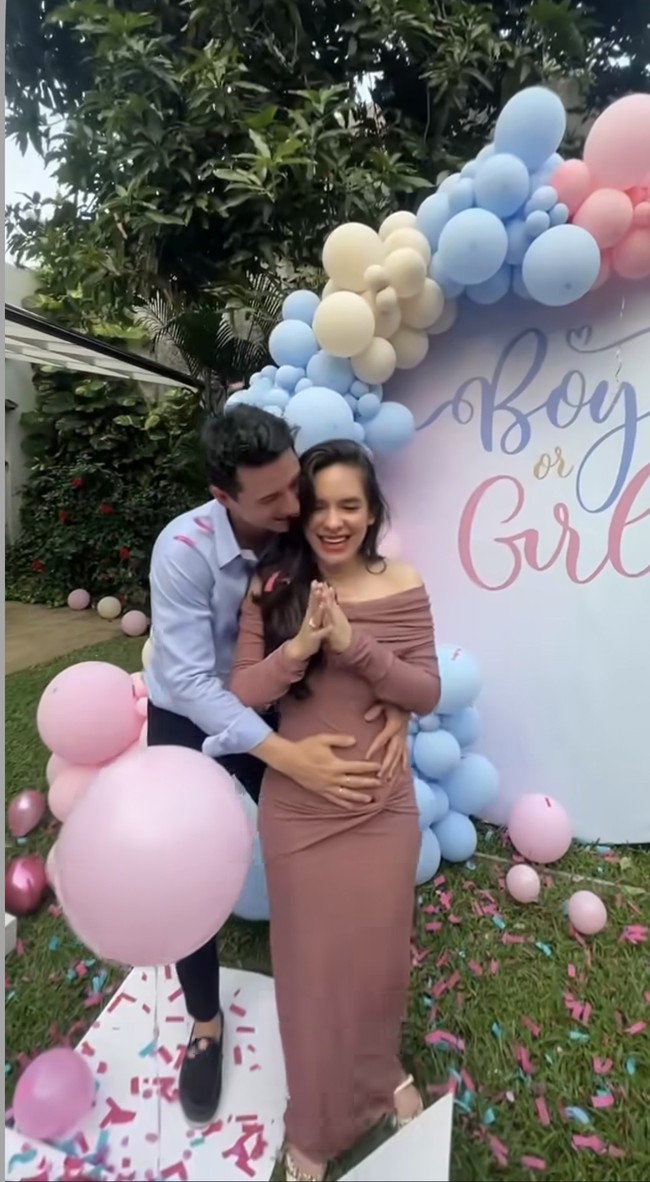 Kenakan dress sabrina bodycon berwarna dusty pink, baby bump di perut Steffi pun mulai terlihat. Tampak jelas keduanya yang tak sabar menantikan kelahiran anak pertama mereka. Foto: Instagram/@steffizamoraaa