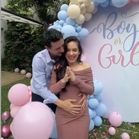 Kenakan dress sabrina bodycon berwarna dusty pink, baby bump di perut Steffi pun mulai terlihat. Tampak jelas keduanya yang tak sabar menantikan kelahiran anak pertama mereka. Foto: Instagram/@steffizamoraaa