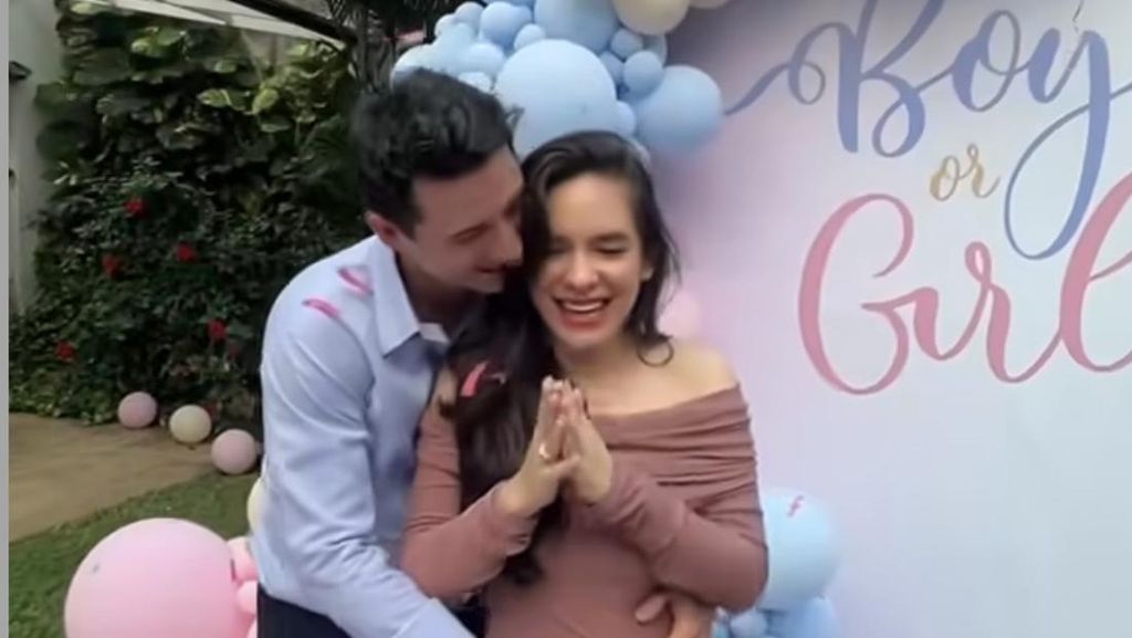 Menyoal Kehamilan Pertama Steffi Zamora