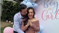 Steffi Zamora dan Nino Fernandez buat kejutan. Pasangan ini go public dan langsung mengumumkan akan menjadi orang tua. Steffi Zamora umumkan hamil anak pertama pada Selasa, 9 November 2025. Foto: Instagram/@steffizamoraaa