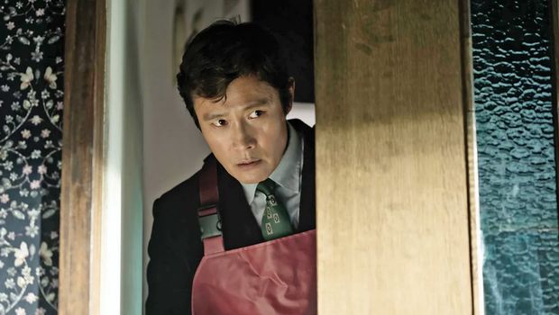 Cuplikan adegan dalam film No Other Choice (2025).