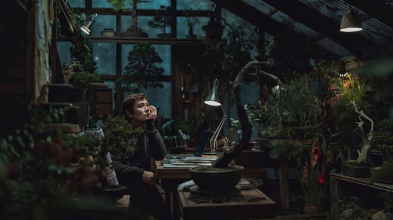 No Other Choice Cuplikan adegan dalam film No Other Choice (2025).