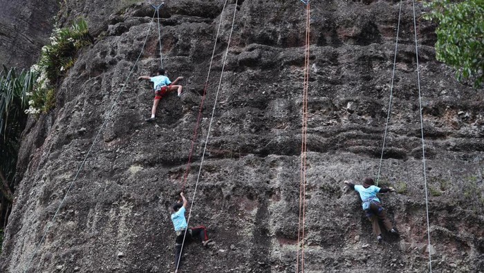 Para pemanjat memanjat tebing di Lembah Harau, Sumatera Barat dalam Festival Rock Climbing, Kamis (2/10/2025).