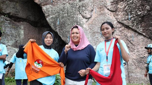Para pemanjat memanjat tebing di Lembah Harau, Sumatera Barat dalam Festival Rock Climbing, Kamis (2/10/2025).