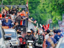 Parade MotoGP Mandalika 2025, Pebalap Dapat Sambutan Hangat Warga Lombok