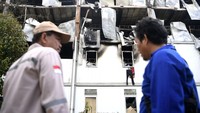 Pasca kejadian, sejumlah petugas kepolisian bersama tim pemadam dan pengelola proyek melakukan sterilisasi lokasi. ANTARA FOTO/M Risyal Hidayat