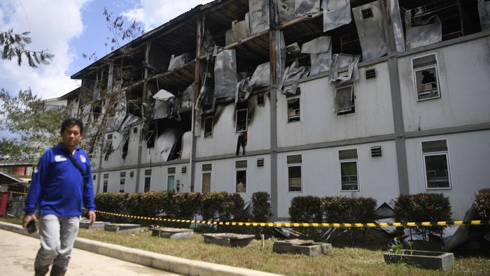 Pascakebakaran Hunian Pekerja IKN, 56 Kamar Hangus Terbaka Polisi berjalan di samping tower 14 pascakebakaran hunian pekerja konstruksi (HPK) 1 di Ibu Kota Nusantara (IKN), Penajam Paser Utara, Kalimantan Timur, Rabu (2/10/2025). Menurut Kapolres Penajam Paser Utara AKBP Andreas Alex Danantara, kebakaran yang terjadi pukul 17.30 WITA pada Rabu (1/10) itu membakar sekitar 56 kamar yang berada di lantai 2,3, dan 4 HPK yang dihuni kurang lebih 700 orang pekerja. ANTARA FOTO/M Risyal Hidayat
