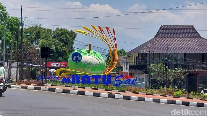 Patung Apel di Jalan Sultan Agung, Kota Batu yang baru dibuat panen kritik