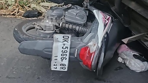 Pelajar tewas akibat motor tertimpa pikap terguling di Jalan Raya Sukasada-Sambangan, tepatnya di km 4,900, Desa Sambangan, Kecamatan Sukasada, Buleleng, Rabu (1/10/2025). (Dok. Polres Buleleng)