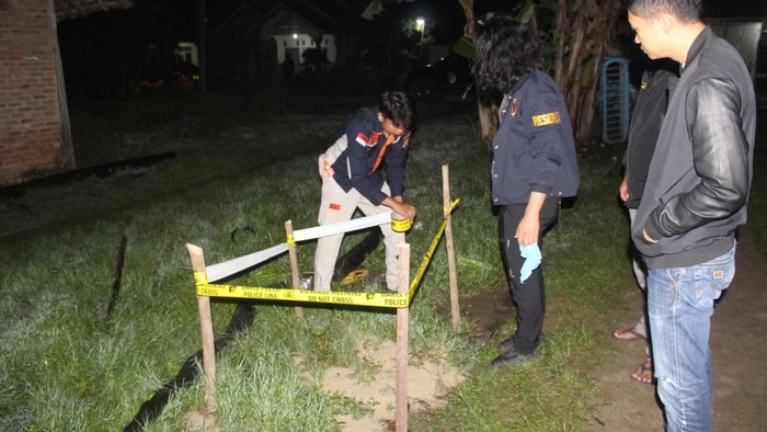 Polisi melakukan olah TKP pembunuhan yang tewaskan Alfian
