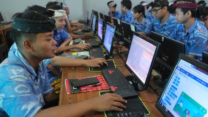 Siswa mengikuti pelajaran pemrograman atau coding di SMP Sapta Andika, Denpasar, Bali, Kamis (2/10/2025). Sekolah yang menerapkan digitalisasi tersebut memberikan pelajaran pemrograman (coding) dan edukasi mengenai kecerdasan buatan (AI) secara bijak serta mengembangkan inovasi teknologi pendidikan dan aplikasi penanganan perundungan (bullying) di kalangan siswa untuk mewujudkan pembelajaran digital ramah anak. ANTARA FOTO/Nyoman Hendra Wibowo