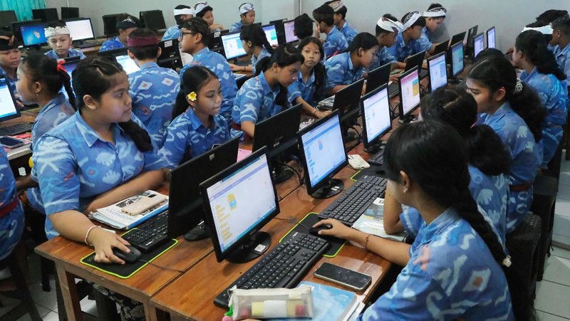 Siswa mengikuti pelajaran pemrograman atau coding di SMP Sapta Andika, Denpasar, Bali, Kamis (2/10/2025). Sekolah yang menerapkan digitalisasi tersebut memberikan pelajaran pemrograman (coding) dan edukasi mengenai kecerdasan buatan (AI) secara bijak serta mengembangkan inovasi teknologi pendidikan dan aplikasi penanganan perundungan (bullying) di kalangan siswa untuk mewujudkan pembelajaran digital ramah anak. ANTARA FOTO/Nyoman Hendra Wibowo