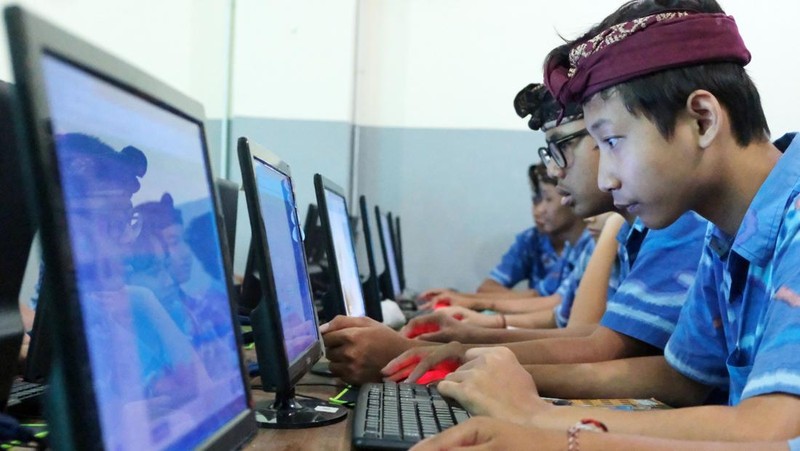 Siswa mengikuti pelajaran pemrograman atau coding di SMP Sapta Andika, Denpasar, Bali, Kamis (2/10/2025). Sekolah yang menerapkan digitalisasi tersebut memberikan pelajaran pemrograman (coding) dan edukasi mengenai kecerdasan buatan (AI) secara bijak serta mengembangkan inovasi teknologi pendidikan dan aplikasi penanganan perundungan (bullying) di kalangan siswa untuk mewujudkan pembelajaran digital ramah anak. ANTARA FOTO/Nyoman Hendra Wibowo