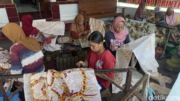 Para pembatik di Sentra Batik Tulis Lasem Sekarmulyo, Desa Banagan, Lasem, Rembang, Kamis (2/10/2025).