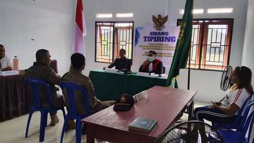 Pemilik kafe tuak ilegal menjalani sidang  Tindak Pidana Ringan (Tipiring) di Kantor Camat Narmada, Lombok Barat. (Dok. Satpol PP Lombok Barat)