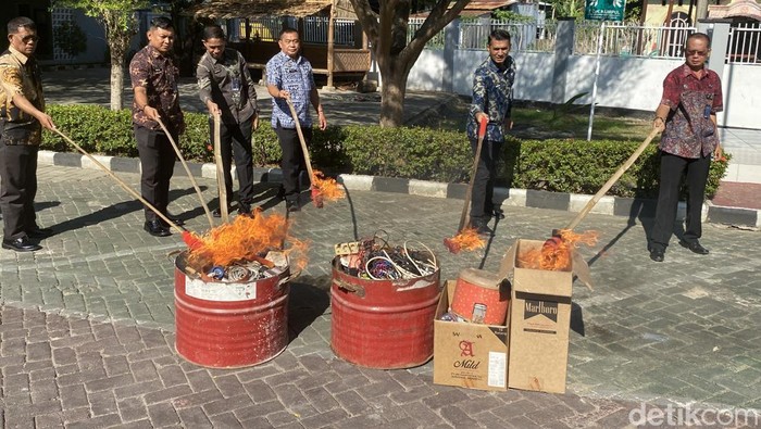 Pemusnahan 120 ponsel milik napi hasil sitaan petugas Lapas Parepare.