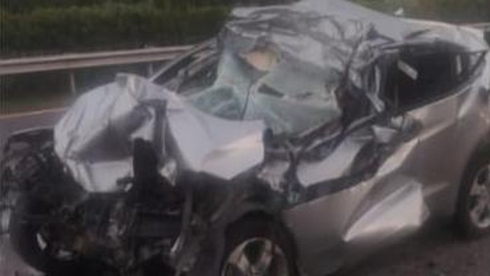 Penampakan HR-V ringsek usai kecelakaan di Tol Jagorawi. (Dok. ist)