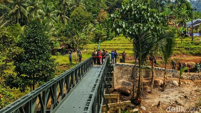 Penantian bertahun-tahun warga di Cisolok akhirnya terbayar usai jembatan yang menghubungkan empat desa di wilayah mereka diresmikan.