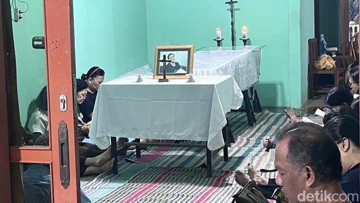 Suasana rumah duka Clara Sumarwati, pendaki perempuan pertama Gunung Everest di Kampung Minggiran, Suryodiningratan, Mantrijeron, Kota Jogja, Kamis (2/10/2025).