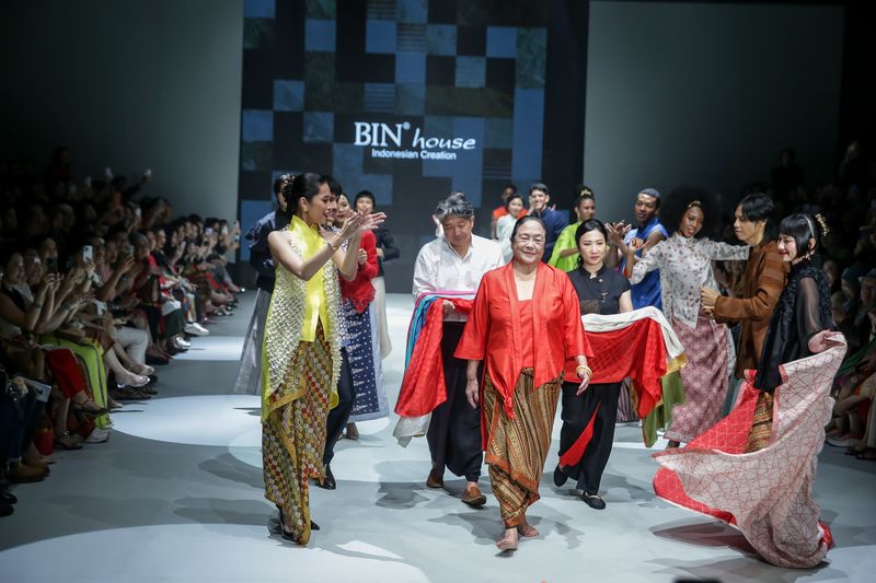 Peragaan Koleksi BinHouse Karya Obin di Plaza Indonesia Fashion Week 2025