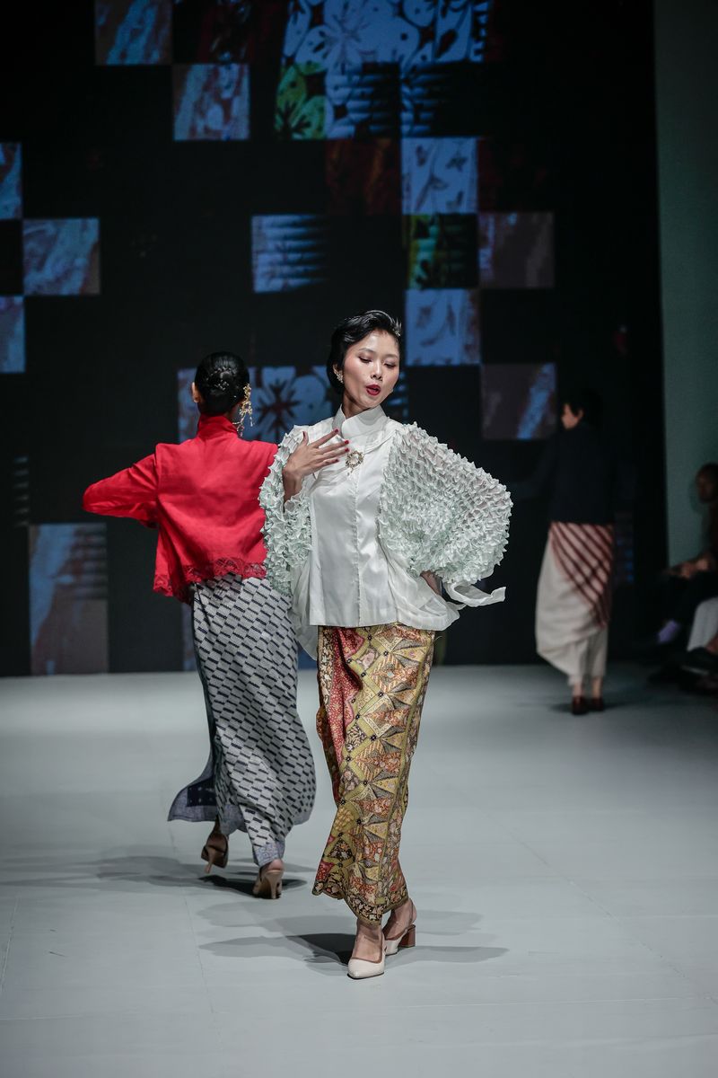 Peragaan Koleksi BinHouse Karya Obin di Plaza Indonesia Fashion Week 2025
