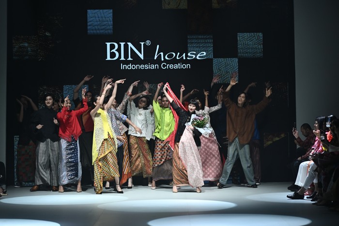 Peragaan Koleksi BinHouse Karya Obin di Plaza Indonesia Fashion Week 2025