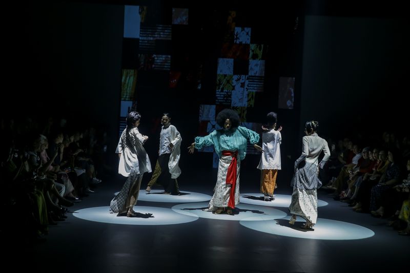 Peragaan Koleksi BinHouse Karya Obin di Plaza Indonesia Fashion Week 2025