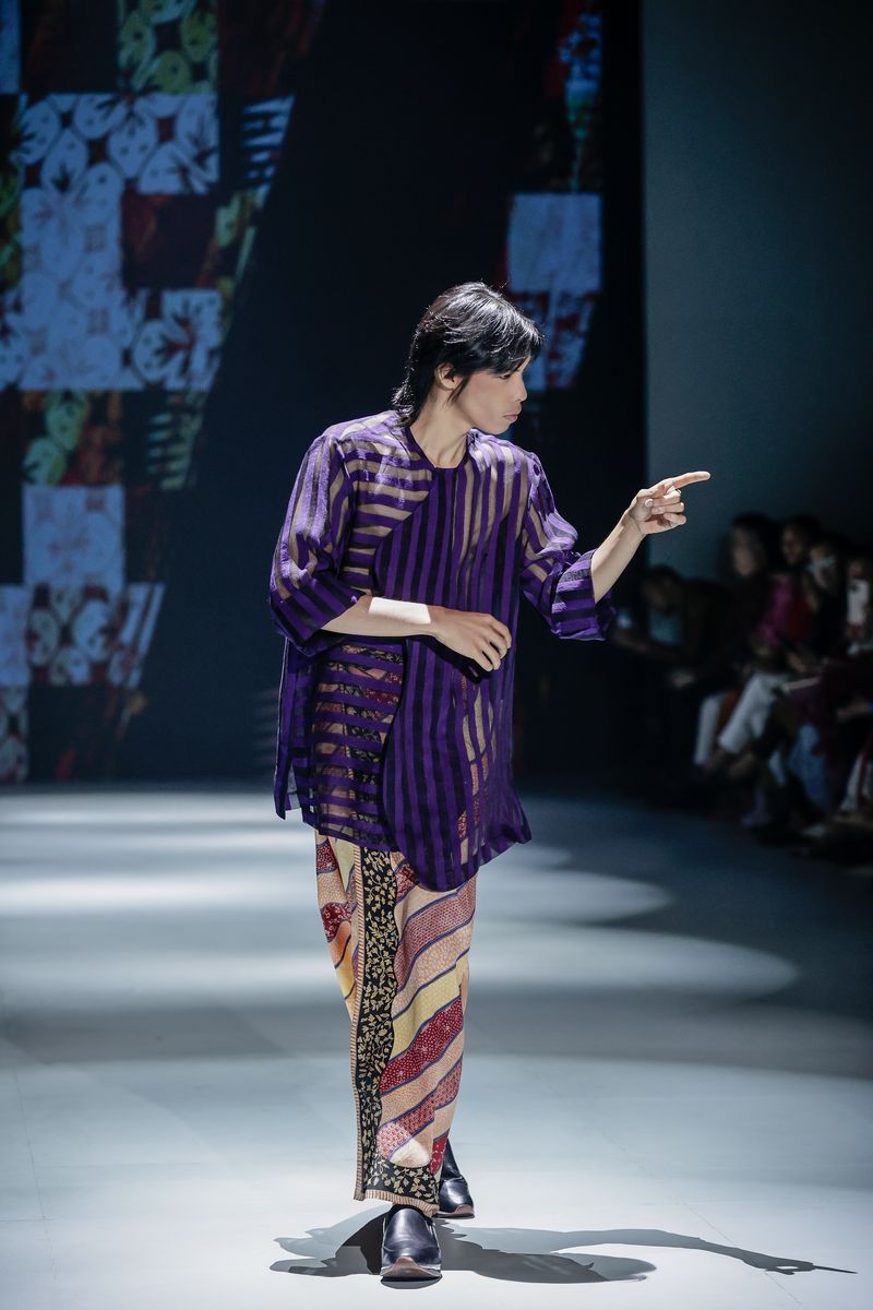 Peragaan Koleksi BinHouse Karya Obin di Plaza Indonesia Fashion Week 2025