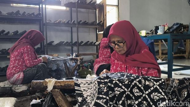Perajin batik Tasikmalaya.