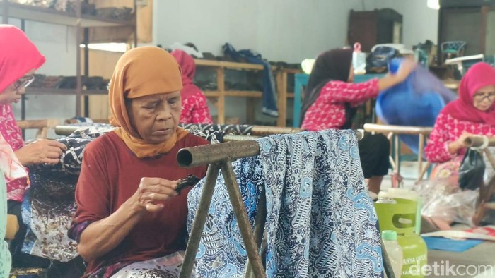 Perajin batik Tasikmalaya.