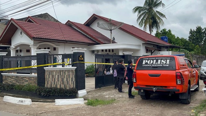 Suasana rumah korban perampokan di Jambi, polisi melakukan olah TKP