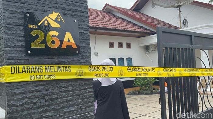 Polisi memasang garis polisi di rumah IRT yang dirampok